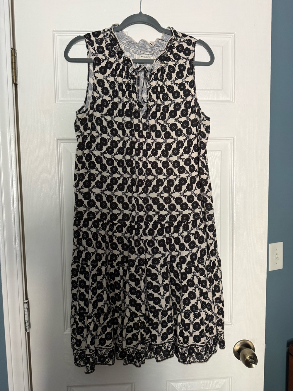 Max Studio London Sleeveless Black & White Floral Tie-Neck Dress